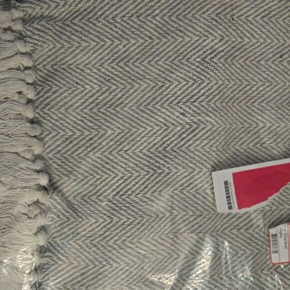 Thirty-One Fringed Throw Blanket Grey Chevron NEW 60"x50" - Picture 3 of 4